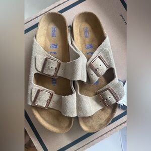 NWT Size 39 narrow Birkenstock Arizona soft bed sandals.
